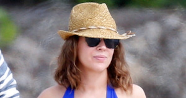 Alyssa Milano Fab At 40 In Plunging Swimsuit E News France